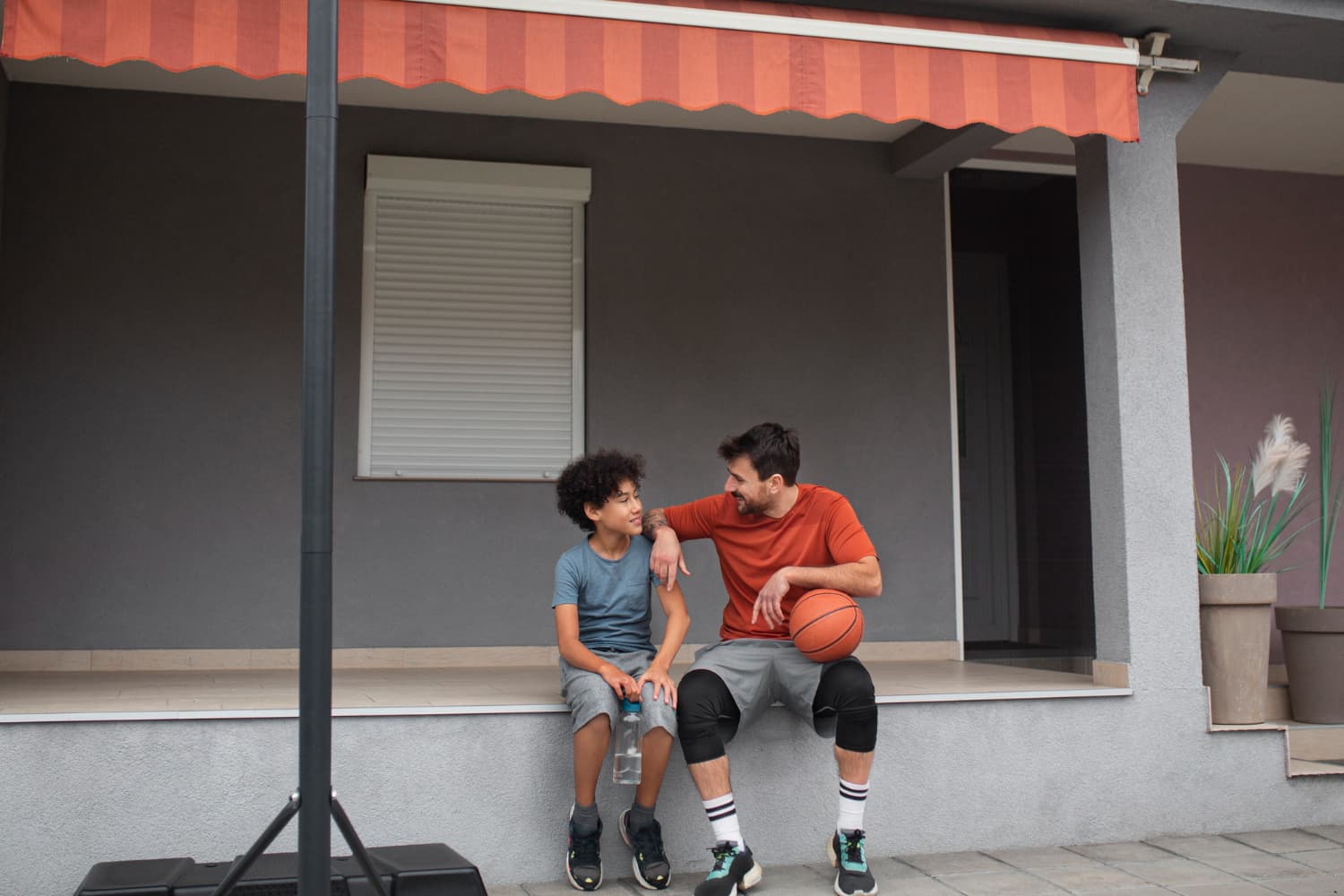 Toldo bajante con guías Protección solar y estética garantizada